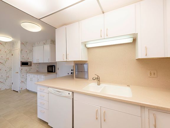 5th image of 1038 S Oak Hills Way