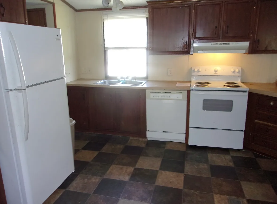 3 bed, 1000 sqft, $803 — Photo 2