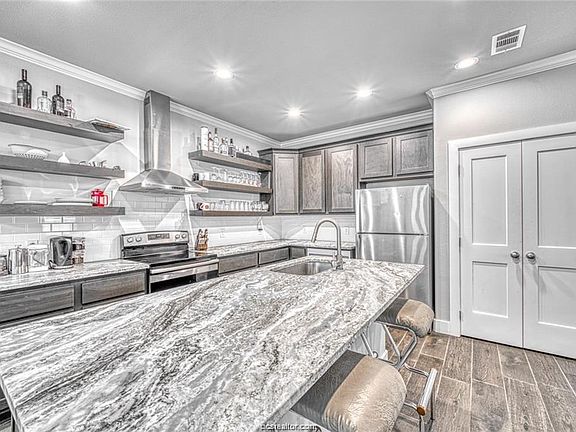 3rd image of 501 Dogwood St
