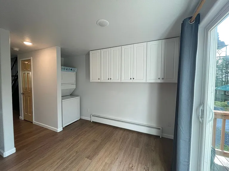 1820G5 Larch St — Photo 8