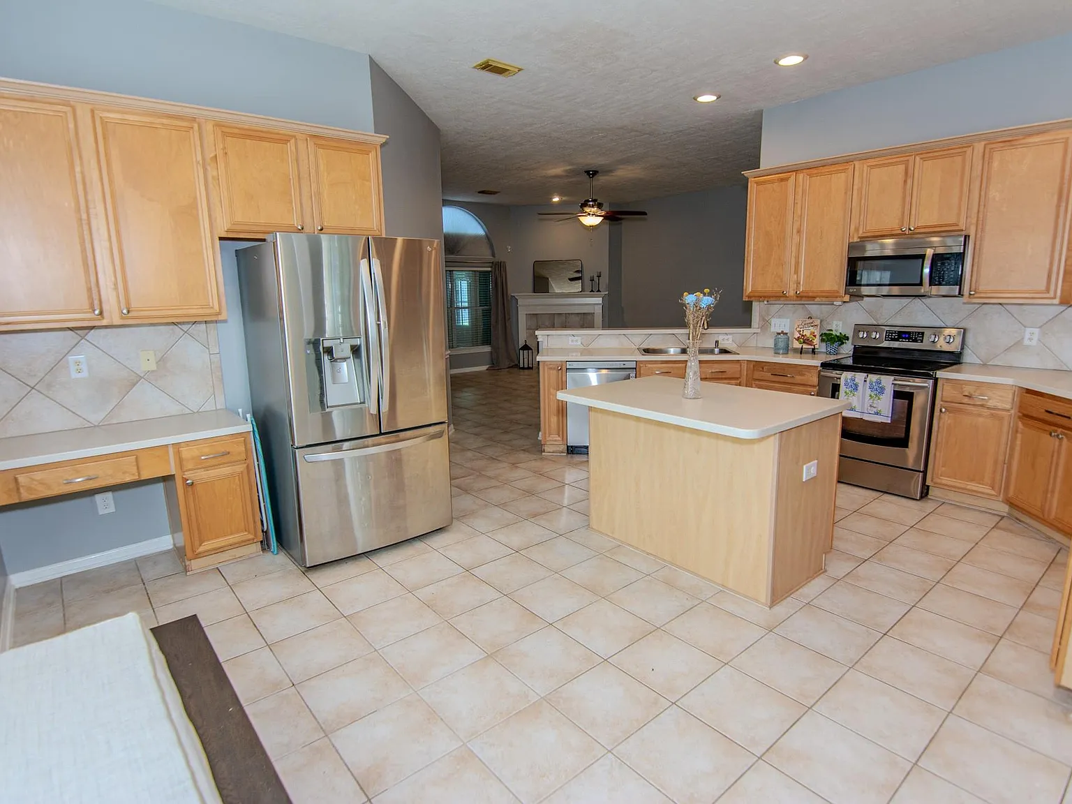 3 bed, 2.0 bath, 1964 sqft, $2,200 — Photo 3