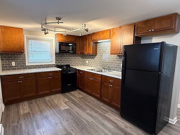 5th image of 8940 White Oak Ave