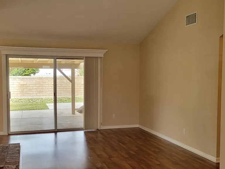 3143 Mariposa Ave — Photo 16