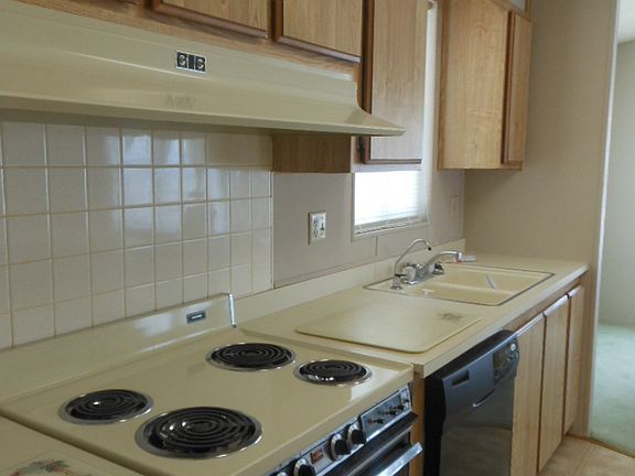 4th image of 13397 E 41st Dr