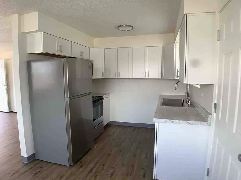 906 S 42nd Ave #D — Photo 4