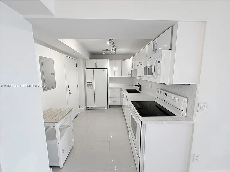2333 Brickell Ave #1407 — Photo 3
