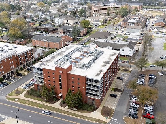 4th image of 1018 Hackberry Ln Unit 302