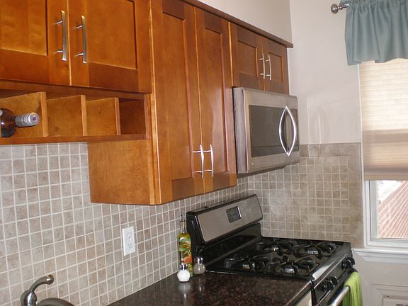 4th image of 4 Bryant Cres APT 2M