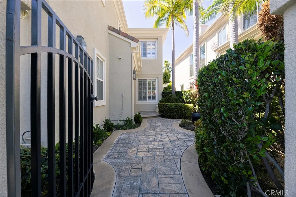 4 bed, 2.5 bath, 2455 sqft, $9,995 — Photo 2