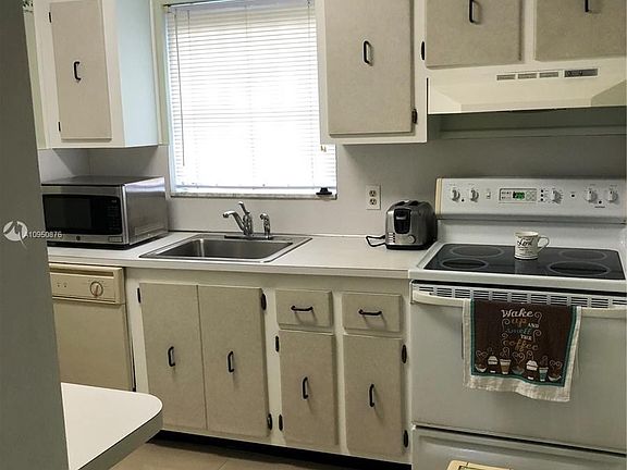 4th image of 5371 SW 40th Ave APT 101