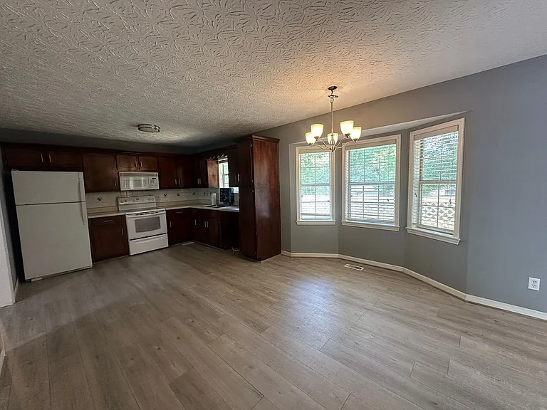 407 Southmoore Cir — Photo 9