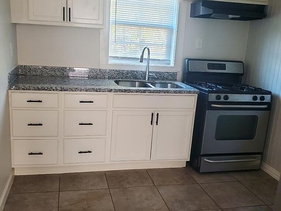 3rd image of 3315 Reeves St APT 3