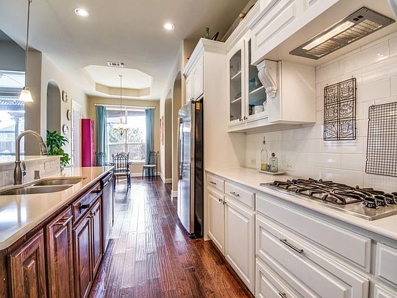 Gas cooktop, pull out drawers, glass cabinets