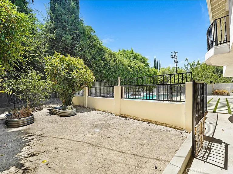 22450 Collins St — Photo 66