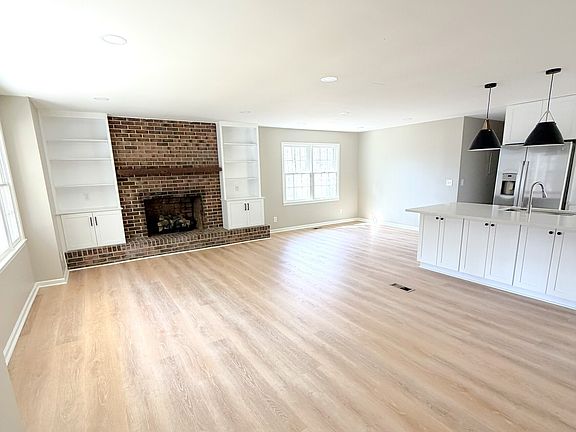 4th image of 110 Walker Woods Dr