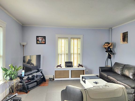 4th image of 60 Circuit Ave S