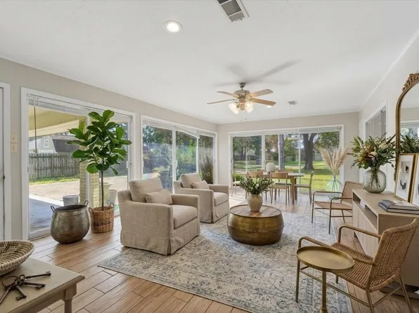 6004 Lakeside Dr, Liberty, TX 77575