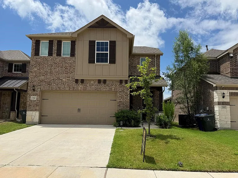 714 Creekwater Ln — Photo 2