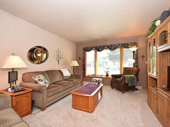 3rd image of 122 W Juniper Dr