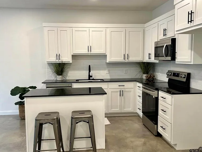18747 FM 2493 — Photo 3
