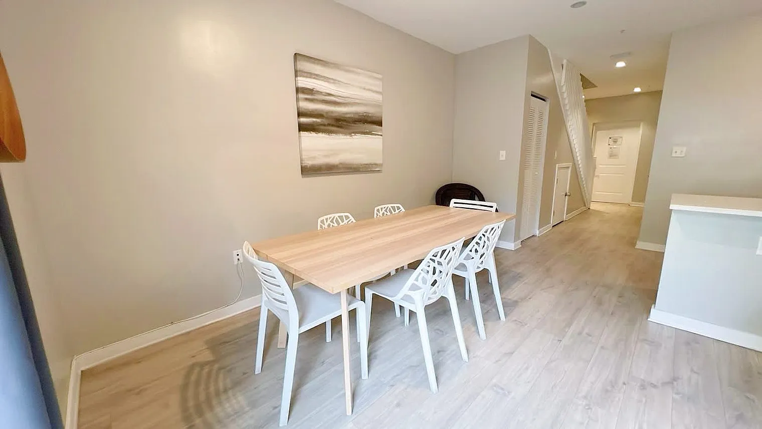 3 bed, 2.0 bath, 1367 sqft, $3,450 — Photo 4
