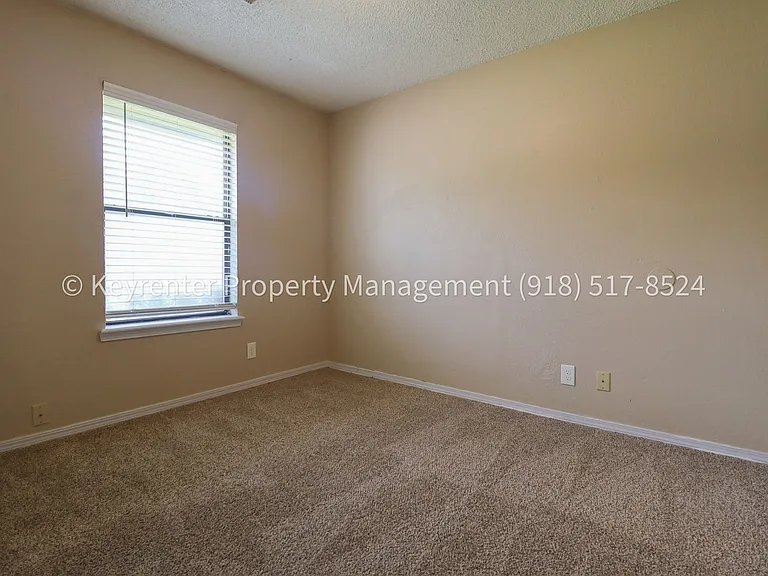 4902 S Gum Ave — Photo 59
