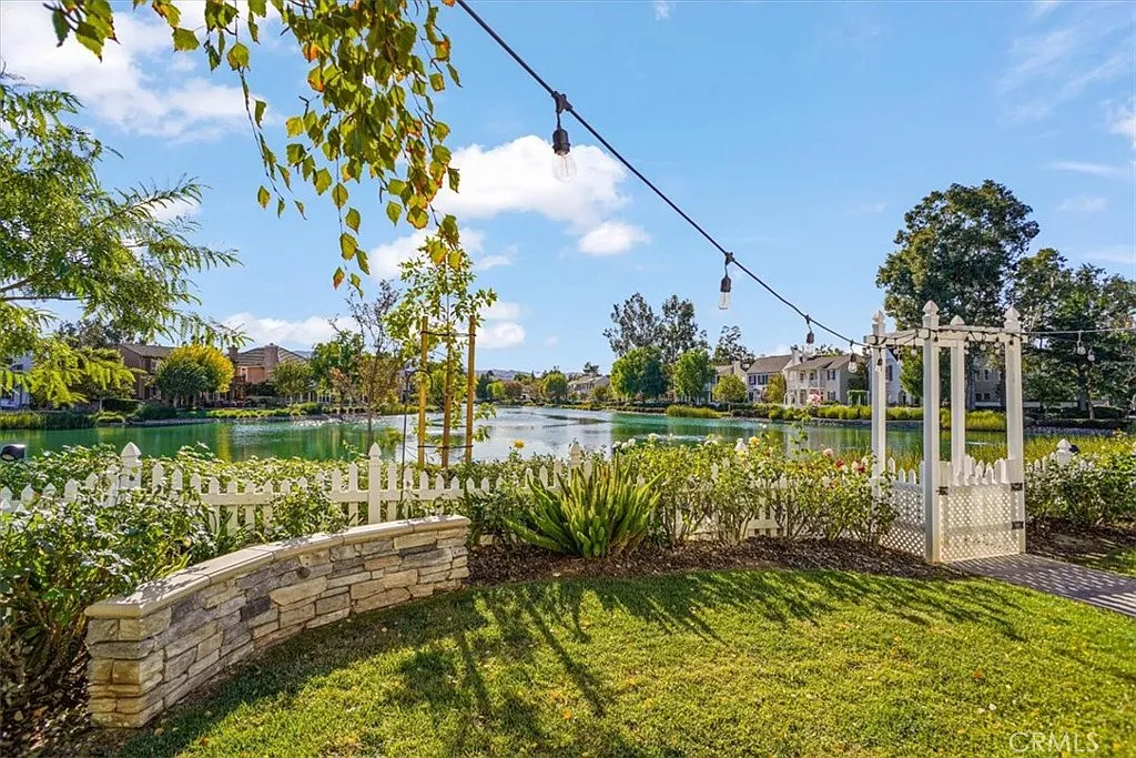 3 bed, 2884 sqft, $5,800 — Photo 2