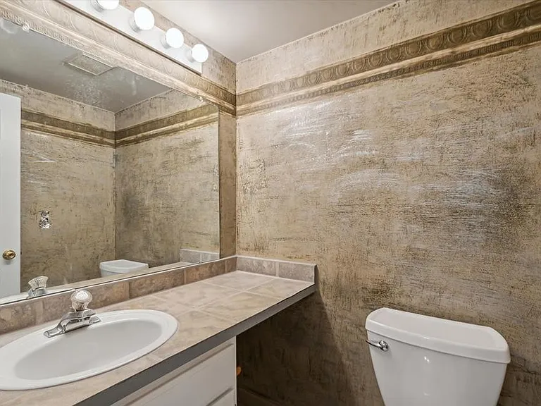 1688 Christopher Dr — Photo 19