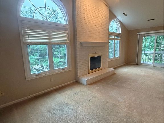 3rd image of 140 Holl Rd NE