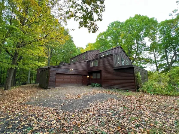 6505 Lake Shore Rd, Lake View, NY 14085