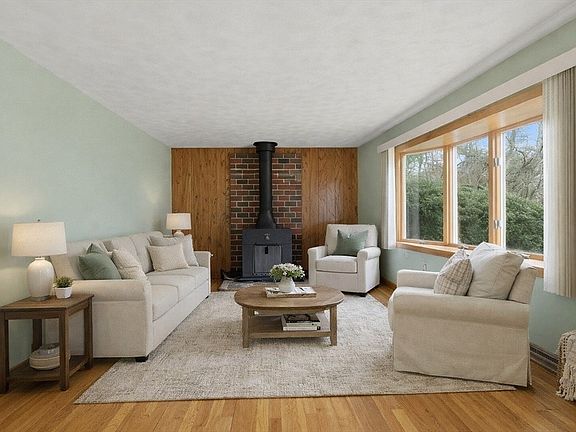 5th image of 107 Oak St