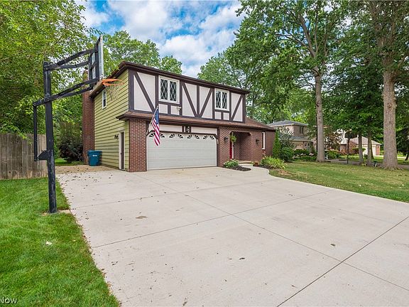 3rd image of 1470 Hawthorne Ct