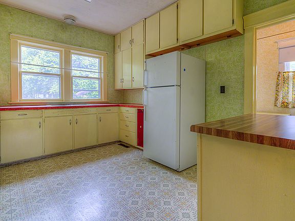 2nd image of 266 E 15th St