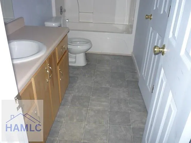 2 bed, 1.0 bath, 900 sqft, $1,050 — Photo 3