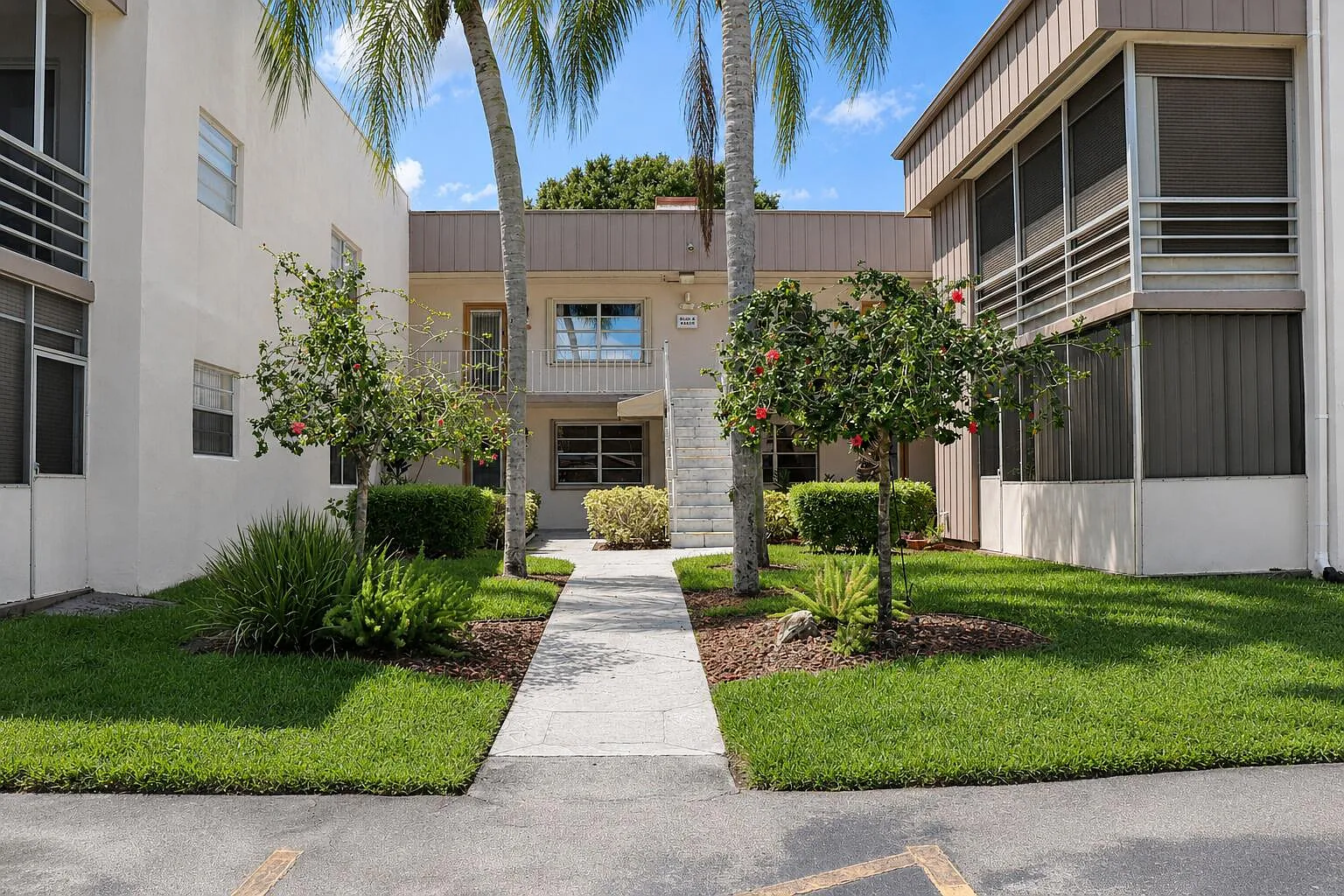 1 bed, 1.5 bath, 760 sqft, $1,400 — Photo 1