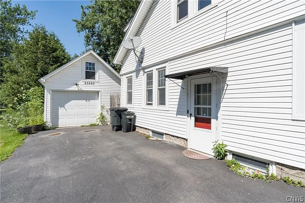 3 bed, 2.5 bath, 1529 sqft, $2,400 — Photo 2
