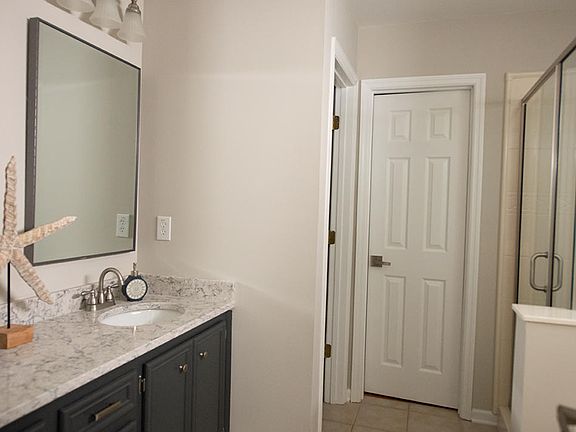 4th image of 715 Majestic Oaks Dr