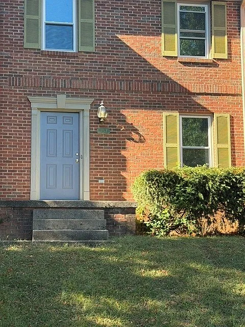 3 bed, 2.5 bath, $1,200 — Photo 1