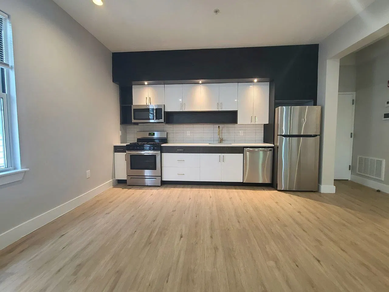 2 bed, 650 sqft, $2,250 — Photo 3
