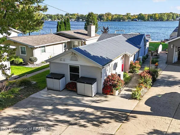 672 Lakeview Dr, Lake Odessa, MI 48849