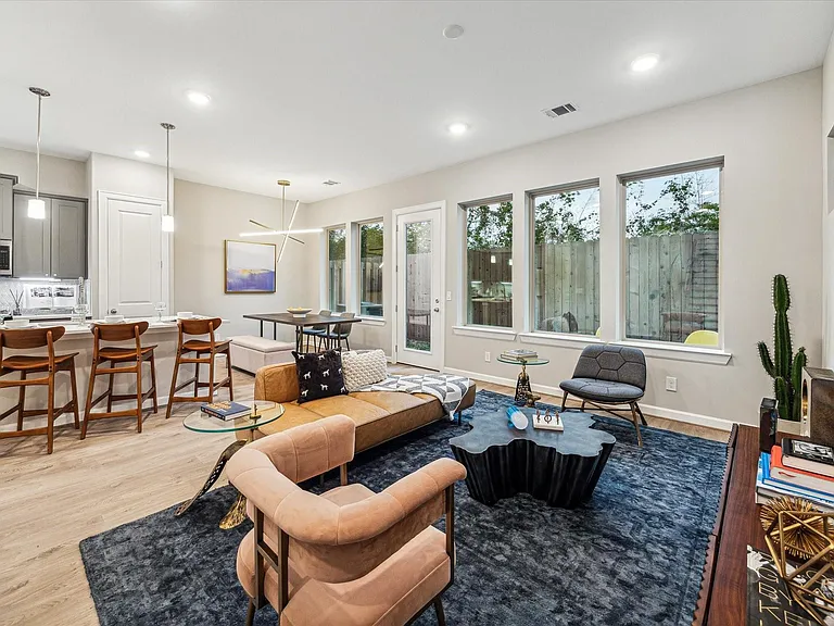 810 Glowing Dawn Dr — Photo 2