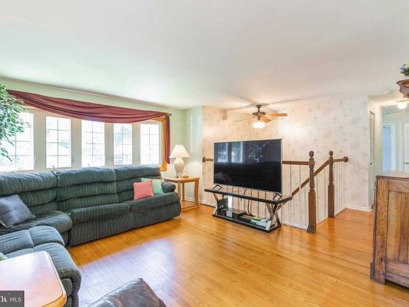 4th image of 159 Blackthorne Ln