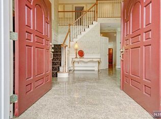 10 Carrington Ct, Woodcliff Lake, NJ 07677