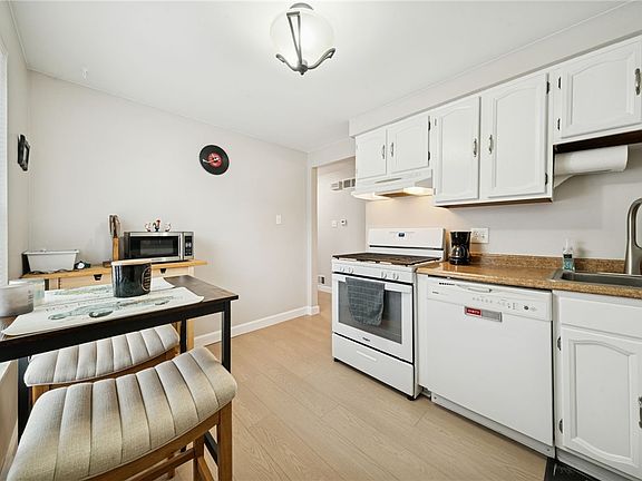5th image of 347 Clavale Dr