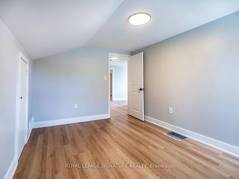 688 Aylmer St N — Photo 14