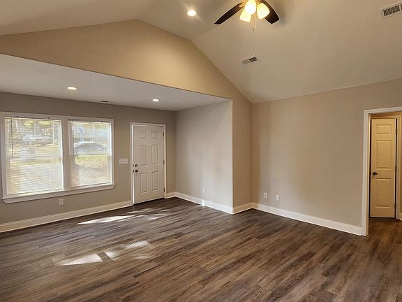 4th image of 104 Cypress St