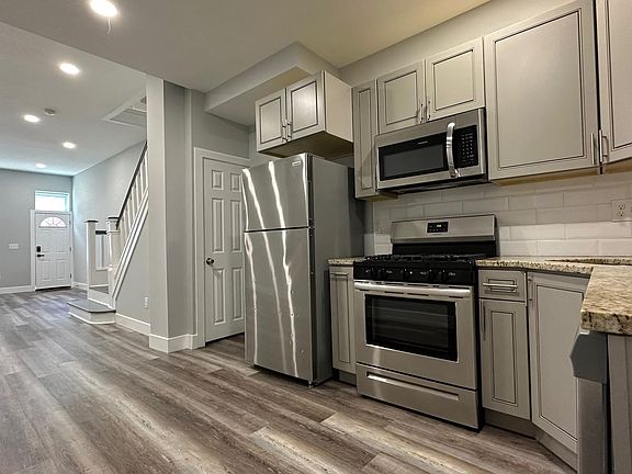4th image of 2715 W Oakdale St