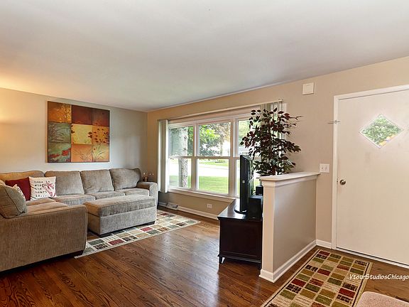 3rd image of 5338 Larkspur Ln