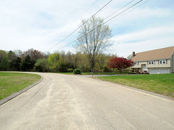 3rd image of 8 Colleen Dr