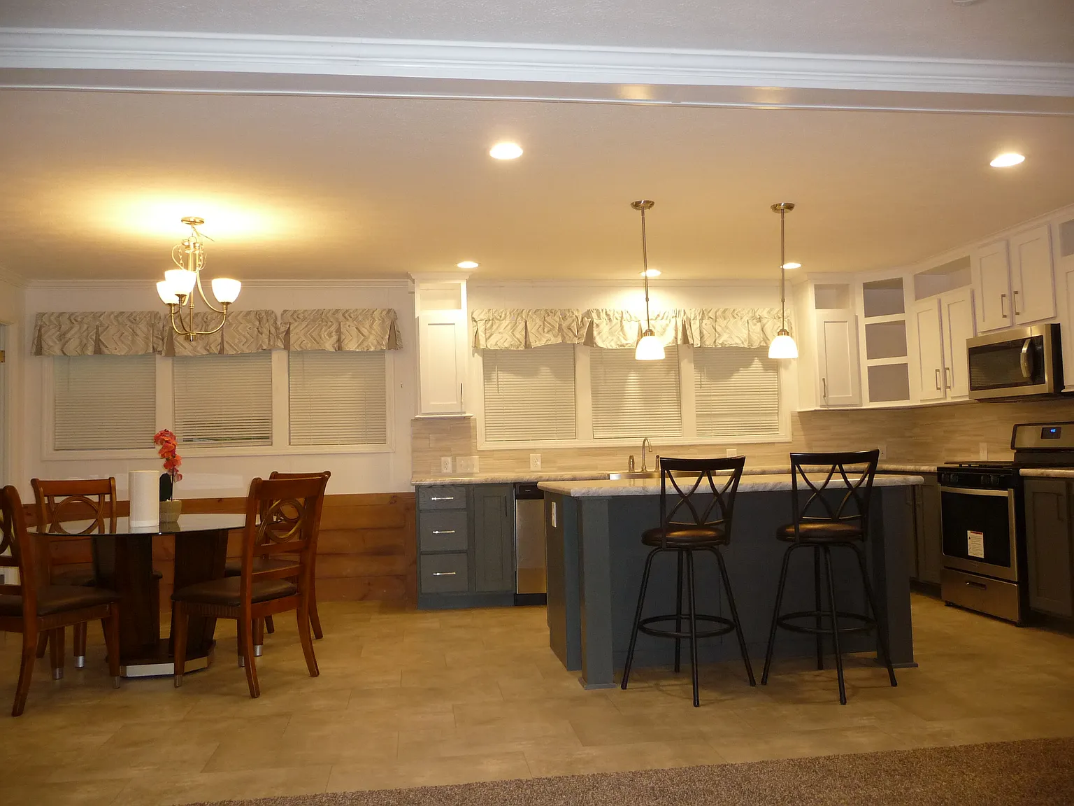 3 bed, 1352 sqft, $2,300 — Photo 2